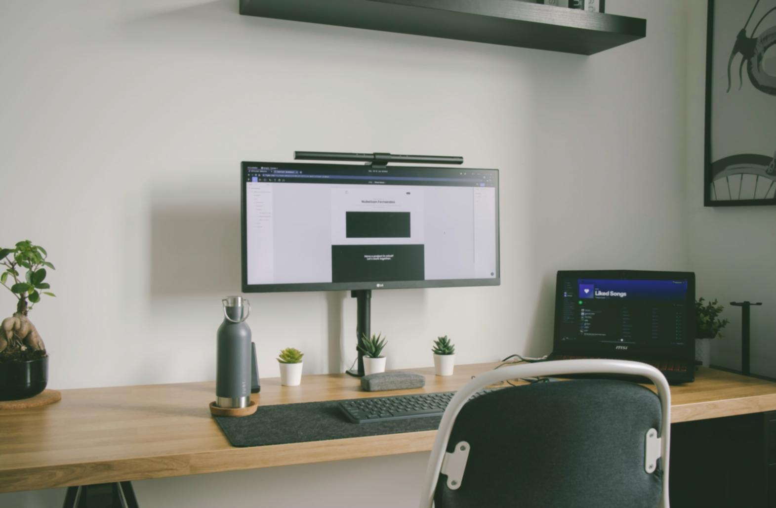 Finanzmodellierung am Arbeitsplatz mit Laptop und Dokumenten